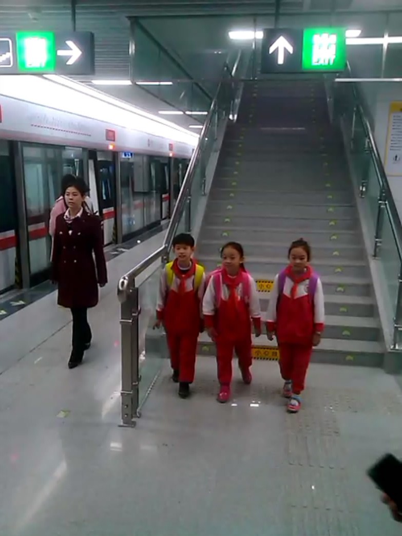 到黄楚心的镜头了,只见黄楚心和妈妈挥手告别,乘坐地铁去上学